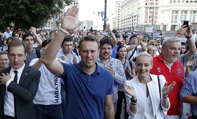 Alexei Navalny has told supporters he will fight and win the Moscow mayoral vote, after he was freed from jail pending an appeal against a five-year jail term
