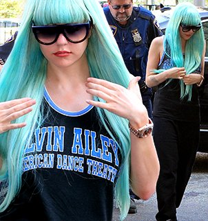 Amanda Bynes displayed another bizarre look for a court appearance