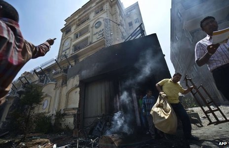 Anti-government protesters have stormed the national HQ of President Mohammed Morsi's Muslim Brotherhood in Cairo