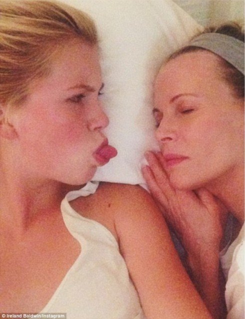 Ireland Baldwin snagged an opportunity to take a photo of her mother Kim Basinger completely make-up free and apparently peacefully sleeping
