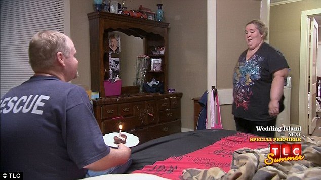 Sugar Bear tried to woo Mama June with a small cream-filled cupcake on his birthday