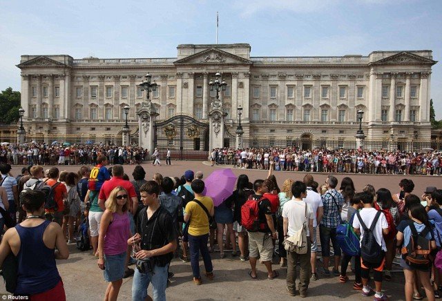 Well-wishers have gathered outside Buckingham Palace as the world anxiously waits for Kate Middleton to give birth to the future king or queen