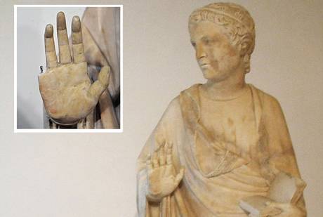 American tourist accidentally snaps finger off priceless 600-year-old statue in Florence