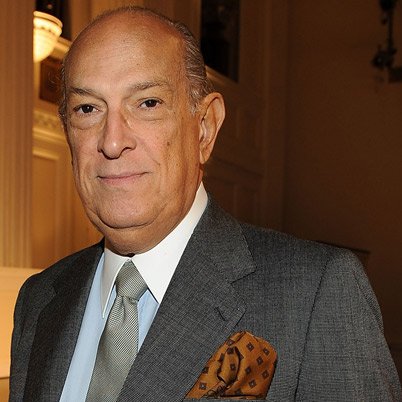 Oscar de la Renta has slammed celebrities for turning New York Fashion Week into a highly chaotic circus