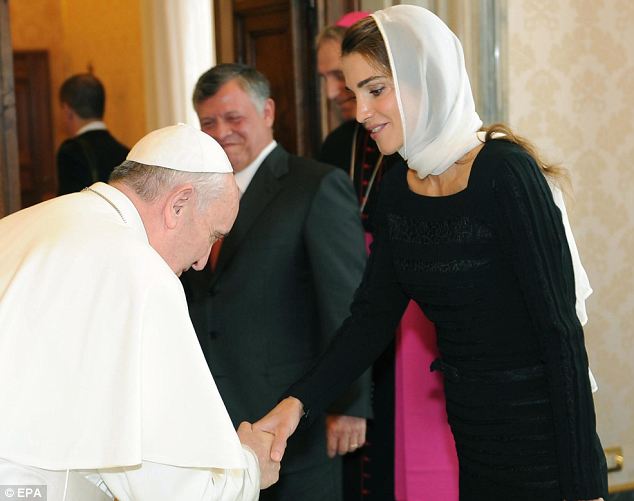 Pope Francis has once again shown his willingness to break with tradition by bowing to Muslim royal Queen Rania of Jordan