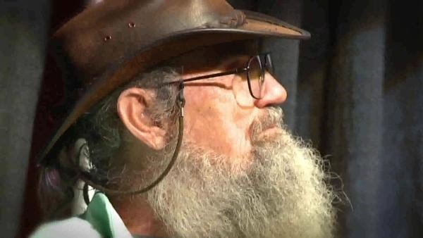 Si Robertson didn't want to write a book about his life because he felt that with having served in the military for 25 years he hadn't created enough memories with his family to share with his fans