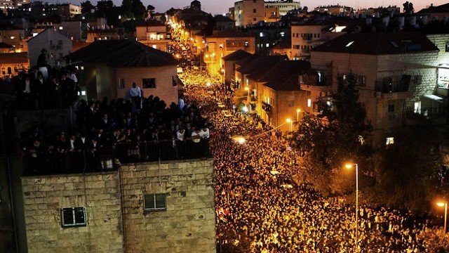 At least 800,000 people from across Israel took to the streets of Jerusalem to mourn Rabbi Ovadia Yosef