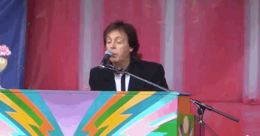 Paul McCartney has given an impromptu concert in Covent Garden during the lunchtime rush