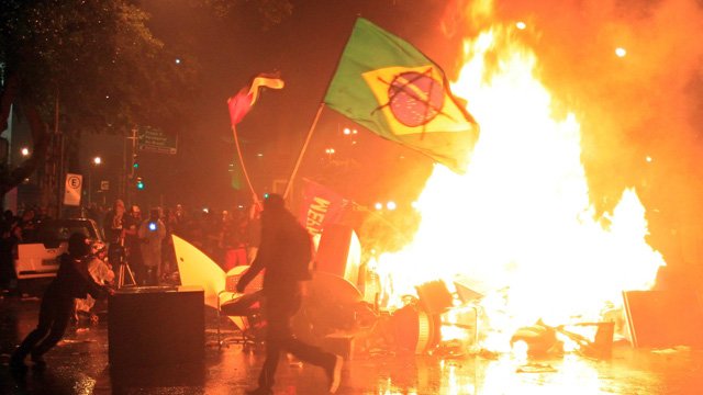 Protesters demonstrating in support of teachers receiving better pay in the Brazilian cities of Rio de Janeiro and Sao Paulo have clashed with police