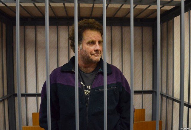 Peter Willcox, the captain the seized Greenpeace ship Arctic Sunrise, has been granted bail by a court in northern Russia