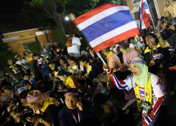 Thai protesters have forced the evacuation of the government's top crime-fighting agency, on the fourth day of street demonstrations in Bangkok