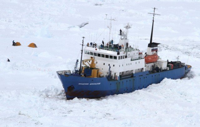 Akademik Shokalskiy stranded in East Antarctica since Christmas Day remained stuck as the latest rescue efforts were thwarted by fierce winds and poor visibility