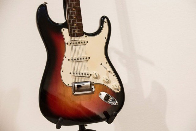Bob Dylan’s Fender Stratocaster electric guitar has been sold at New York auction for a record $965,000