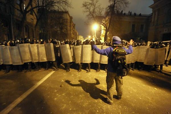 Clashes have erupted between Ukrainian protesters and riot police outside city hall in Kiev