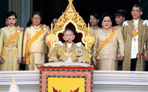 King Bhumibol Adulyadej of Thailand has urged people to support each other for the sake of the country