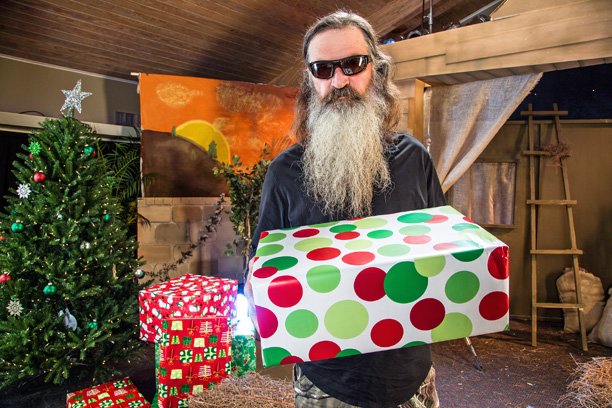Phil Robertson takes Miss Kay and Jessica for a hunting trip to catch a hog for the family’s Christmas dinner