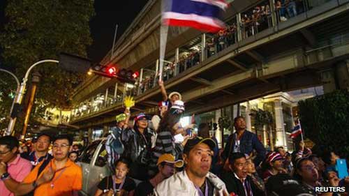 Thai anti-government protesters have surrounded the stadium where candidates were due to register to stand in February's elections