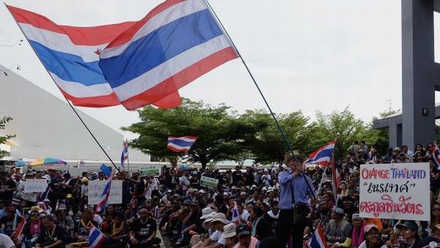 Thai police took down barriers and razor wire outside their building and it was announced that the protesters were welcome inside