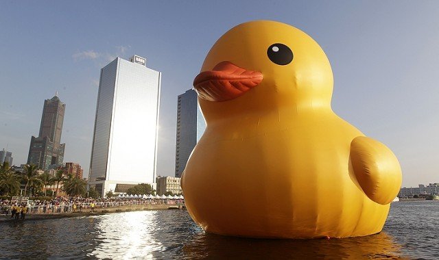 The giant yellow rubber duck on display in Taiwanese port of Keelung has burst in unexplained circumstances