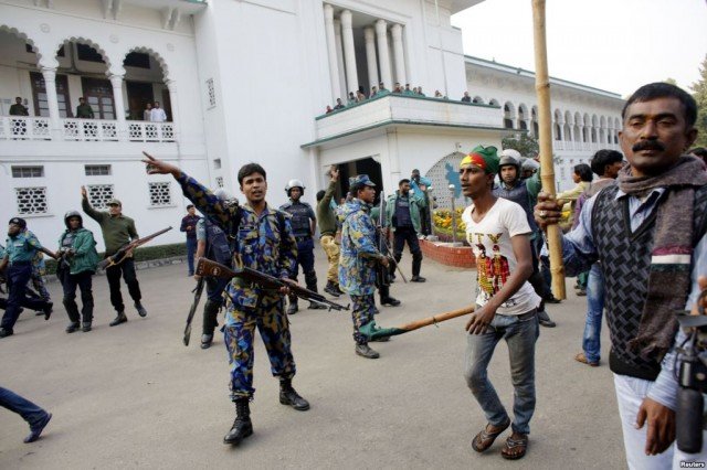 Bangladesh votes amid violence and boycott