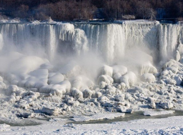 Plummeting temperatures in the US and Canada have caused chaos for many but have created a spectacular sight at Niagara Falls