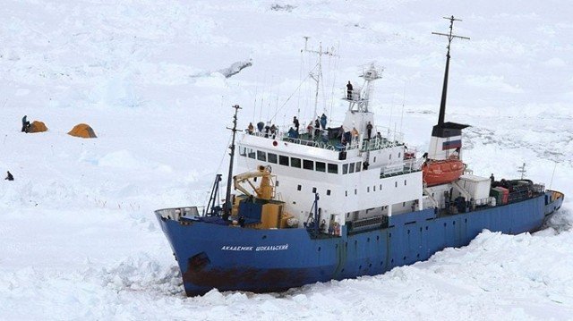  The Akademik Shokalskiy got stuck in the Antarctic on December 25