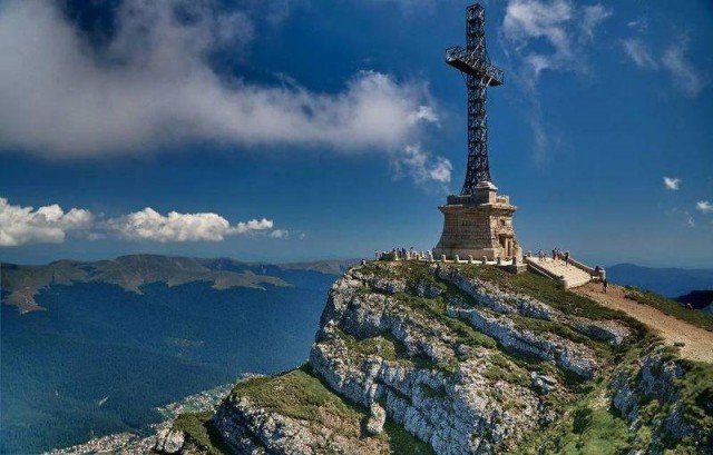 The Heroes’ Cross is placed at 2,291 m altitude in the Bucegi Mountains of the Southern Carpathians