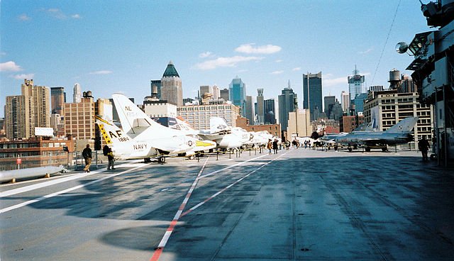 640px-Flight_Deck,_USS_Intrepid,_Sea,_Air_&_Space_Museum,_New_York_City._(727856058)