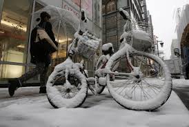 At least 11 people died, more than a thousand were injured and tens of thousands lost power when the worst snowstorm in decades hit Tokyo 