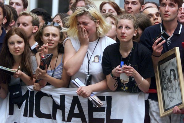 Five Michael Jackson fans have been awarded one euro each for the "emotional damage" they suffered after the pop star's death