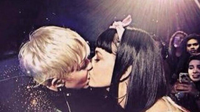 Miley Cyrus kissed Katy Perry while singing her new single Adore You with the debut of her Bangerz Tour at Staples Center