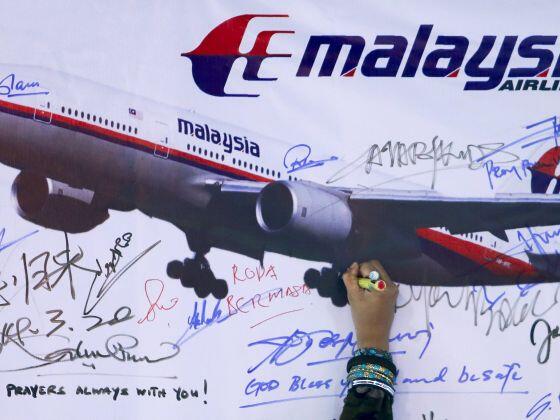 A Chinese plane hunting for the missing Malaysia Airlines plane has spotted "suspicious" objects