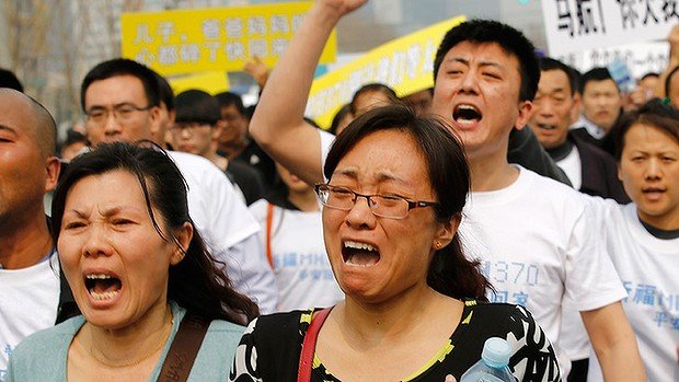 Families of Chinese passengers on board the missing Malaysia Airlines plane have clashed with police outside Malaysia's embassy in Beijing