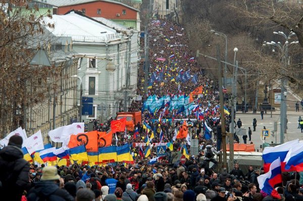 Huge rally is being held in Moscow to oppose Russia's intervention in Ukraine