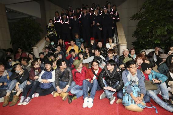 Hundreds of Taiwanese students have occupied government headquarters to protest at a trade deal with China