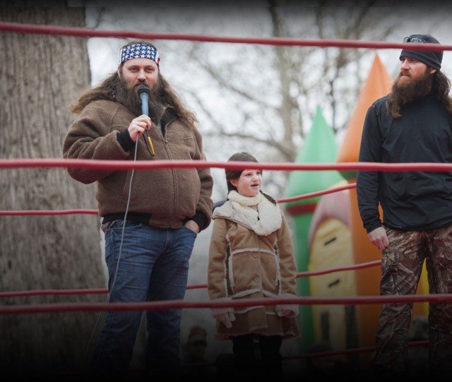 Jase and Willie Robertson rent a full-sized wrestling ring to really show off the Robertson skills for Mia
