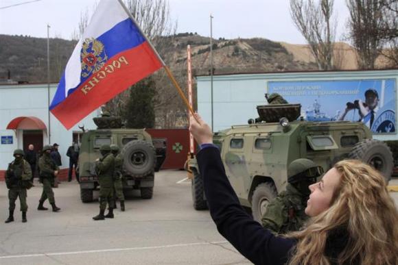 Russia's military has given Ukrainian forces in Crimea an ultimatum until dawn on Tuesday to surrender or face an assault