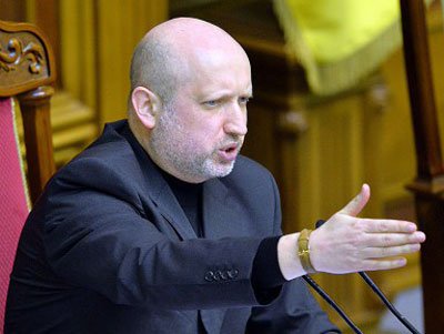 Ukraine's interim President Oleksandr Turchynov has ordered the withdrawal of armed forces from Crimea