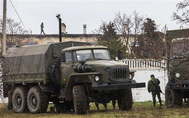 Warning shots have been fired in Armyansk as a team of OSCE observers was turned back from entering Crimea
