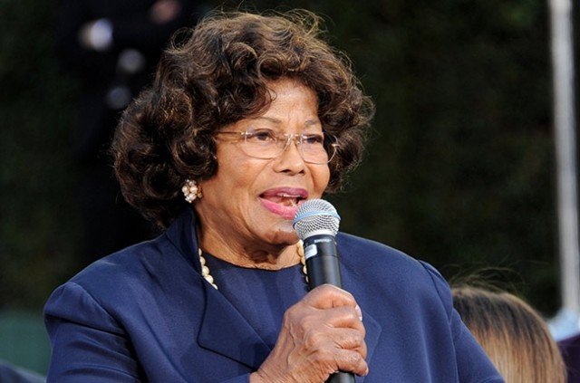 Katherine Jackson has been ordered by a US court to pay AEG Live $800,000 or costs defending the failed negligence case she brought against the concert promoter