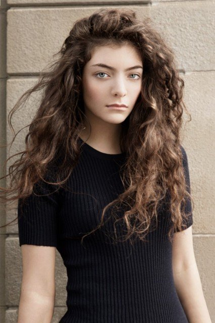 Lorde has decided to postpone her Australian tour after doctors advised her to rest immediately