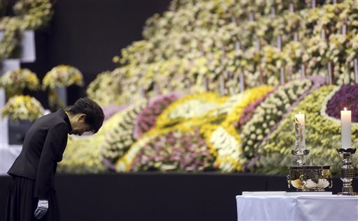 President Park Geun-hye visited the memorial of Sewol ferry disaster 