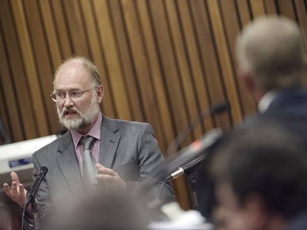 Roger Dixon's sequence for the shots that killed Reeva Steenkamp contradicts that of a police ballistics witness and pathologist