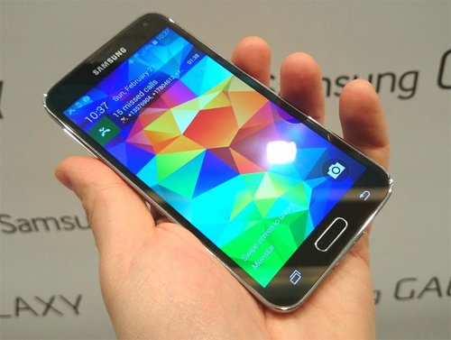 Samsung has revealed that some of its flagship Galaxy S5 handsets have been shipped with a non-functioning camera