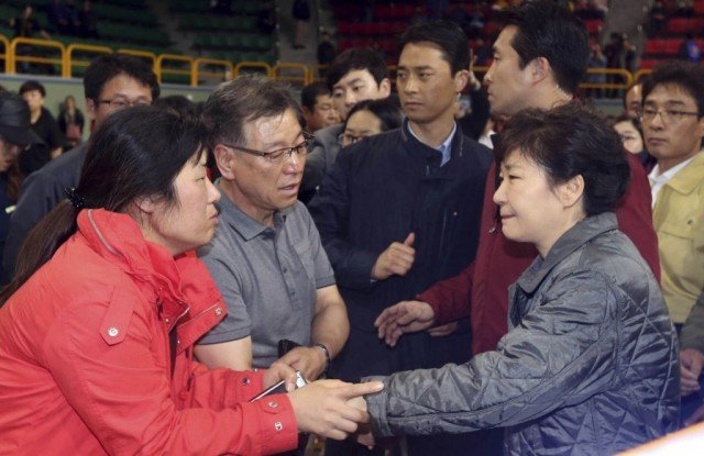 South Korean President Park Geun-hye met the families of the Sewol ferry missing passengers