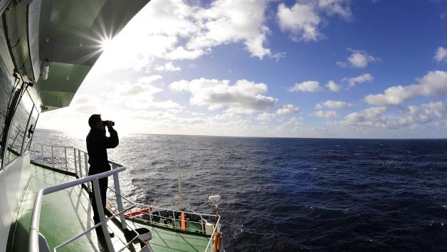 Teams searching for the missing Malaysia Airlines plane will wait for further contact with signals picked up over the weekend before using a submersible down to search for debris