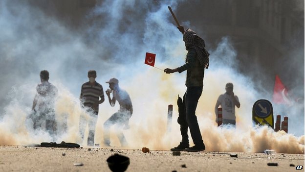Riot police in Turkey have used tear gas to disperse demonstrators in Istanbul and Ankara on the first anniversary of Gezi Park protests
