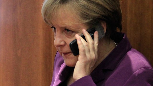 German federal prosecutor Harald Range will investigate allegations by Edward Snowden that the US government bugged Chancellor Angela Merkel's phone