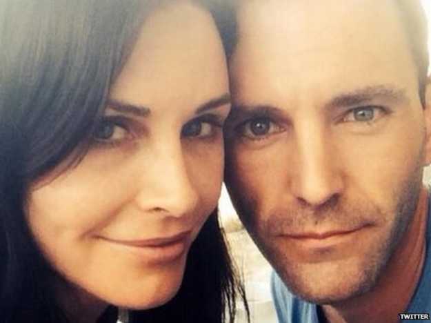 Johnny McDaid and Courteney Cox posted an engagement announcement simultaneously on their individual Twitter accounts