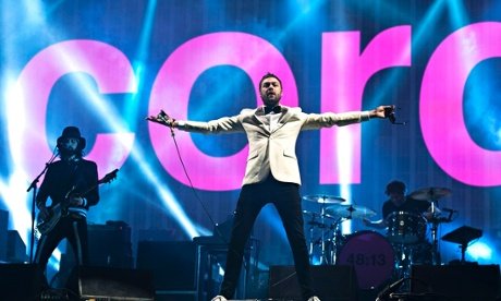 Kasabian has closed the 2014 Glastonbury Festival with a powerful, bombastic set that drew tens of thousands to the Pyramid Stage